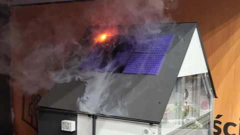 Symulacja pożaru fotowoltaiki na dachu budynku/fot. KP PSP Inowrocław/Facebook