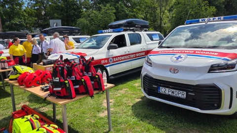Quady, łodzie, samochody terenowe czy kaski to tylko cześć sprzętu, który otrzymali ratownicy wodni z całego regionu. Uroczystość przekazania odbyła się w Chełmnie nad jeziorem Starogrodzkim/fot. Marcin Doliński
