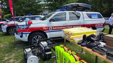Quady, łodzie, samochody terenowe czy kaski to tylko cześć sprzętu, który otrzymali ratownicy wodni z całego regionu. Uroczystość przekazania odbyła się w Chełmnie nad jeziorem Starogrodzkim/fot. Marcin Doliński