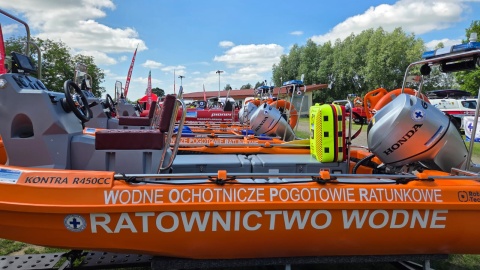 Quady, łodzie, samochody terenowe czy kaski to tylko cześć sprzętu, który otrzymali ratownicy wodni z całego regionu. Uroczystość przekazania odbyła się w Chełmnie nad jeziorem Starogrodzkim/fot. Marcin Doliński