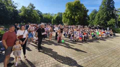 70 nauczycieli zaśpiewało przed publicznością licznie zebraną pod gmachem Filharmonii Pomorskiej w Bydgoszczy/fot. Bartosz Nawrocki
