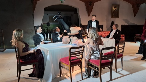 Premiera spektaklu „Zmierzch bogów”, opartego na scenariuszu legendarnego filmu Luchino Viscontiego, już w piątek (19 czerwca) w historycznych wnętrzach bydgoskiego Muzeum Wodociągów/ Fot. Ewa Dąbska-Wieczorkowska