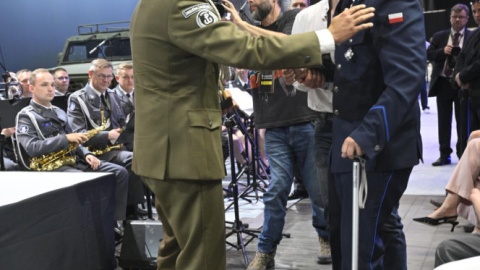 Kapral Mateusz i policjant Łukasz Schön z Chorzowa (z prawej)/fot. Marek Kudelski/Super Express