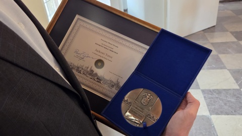 Jacek Yerka odebrał Medal Honorowy Prezydenta Miasta Torunia „Thorunium”/fot. Mariusz Luda