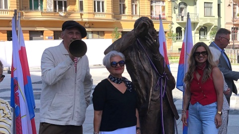 Rzeźba Lajkarza oficjalnie odsłonięta! Postać z brązu stoi na Placu Wolności w Bydgoszczy/fot. Jarosław Wieprzycki