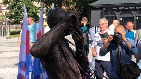 Rzeźba Lajkarza oficjalnie odsłonięta! Postać z brązu stoi na Placu Wolności w Bydgoszczy/fot. Jarosław Wieprzycki