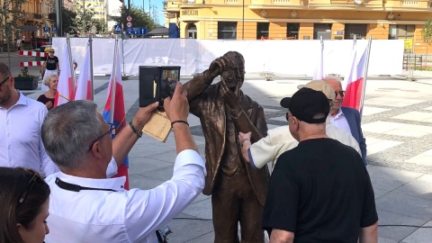Rzeźba Lajkarza oficjalnie odsłonięta! Postać z brązu stoi na Placu Wolności w Bydgoszczy/fot. Jarosław Wieprzycki