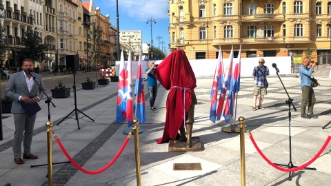 Rzeźba Lajkarza oficjalnie odsłonięta! Postać z brązu stoi na Placu Wolności w Bydgoszczy/fot. Jarosław Wieprzycki