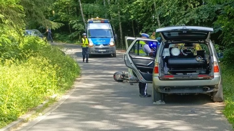 W Hucie Chodeckiej motorowerzysta zderzył się z osobówką/ Fot. policja