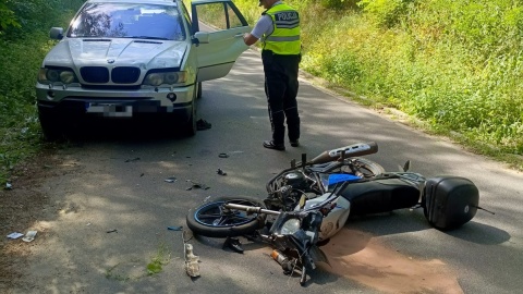 W Hucie Chodeckiej motorowerzysta zderzył się z osobówką/ Fot. policja