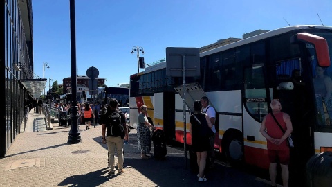 Pasażerów z Dworca Głównego w Bydgoszczy zabierają autobusy zastępcze/fot. Jarosław Wieprzycki