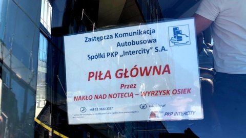 Pasażerów z Dworca Głównego w Bydgoszczy zabierają autobusy zastępcze/fot. Jarosław Wieprzycki