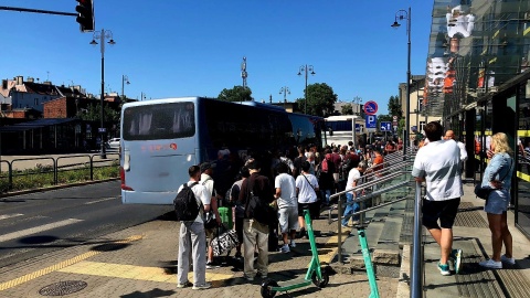 Pasażerów z Dworca Głównego w Bydgoszczy zabierają autobusy zastępcze/fot. Jarosław Wieprzycki