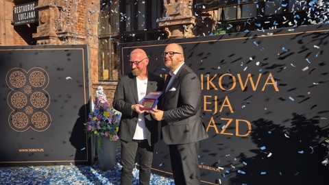 Robert Małecki, jeden z najpopularniejszych polskich autorów kryminałów i thrillerów, odsłonił swoją „Katarzynkę" w toruńskiej Piernikowej Alei Gwiazd/fot. Mariusz Luda