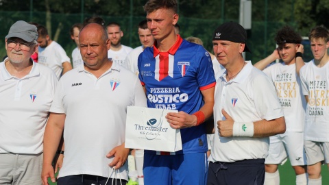 Tomasz Bembenek odebrał nagrodę dla najlepszego zawodnika po stronie gospodarzy/fot. Patryk Głowacki