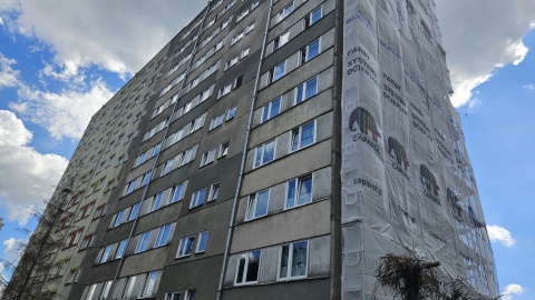 Budynek przy ul. Szosa Lubicka 152 w Toruniu dotąd był remontowany przez spółdzielnię do połowy, bo druga połowa należała do PKP. Po latach sporu udało się dojść do porozumienia/ Fot. Adriana Andrzejewska-Kuras