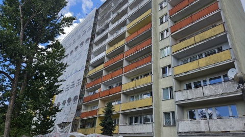 Budynek przy ul. Szosa Lubicka 152 w Toruniu dotąd był remontowany przez spółdzielnię do połowy, bo druga połowa należała do PKP. Po latach sporu udało się dojść do porozumienia/ Fot. Adriana Andrzejewska-Kuras