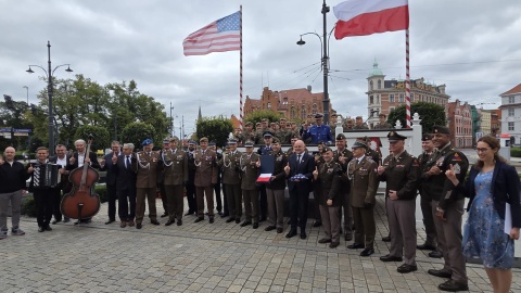 Województwo kujawsko-pomorskie uczciło 250. rocznicę niepodległości Stanów Zjednoczonych Ameryki uroczystościami przed Urzędem Marszałkowskim w Toruniu/Fot. Mariusz Luda