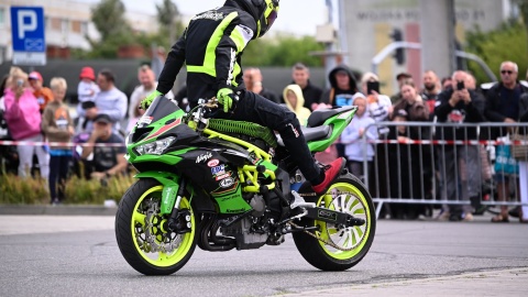 21. Zlot Motocyklowy „Na Soli”. Przy Galerii Solnej w Inowrocławiu motocyklowe akrobacje pokazał Marcin Głowacki/fot. Miasto Inowrocław, Jakub Zybała/Facebook