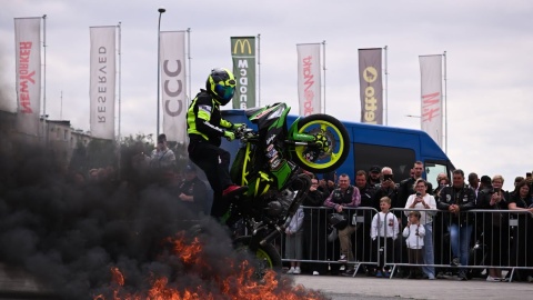 21. Zlot Motocyklowy „Na Soli”. Przy Galerii Solnej w Inowrocławiu motocyklowe akrobacje pokazał Marcin Głowacki/fot. Miasto Inowrocław, Jakub Zybała/Facebook
