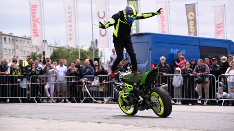 21. Zlot Motocyklowy „Na Soli”. Przy Galerii Solnej w Inowrocławiu motocyklowe akrobacje pokazał Marcin Głowacki/fot. Miasto Inowrocław, Jakub Zybała/Facebook