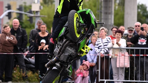 21. Zlot Motocyklowy „Na Soli”. Przy Galerii Solnej w Inowrocławiu motocyklowe akrobacje pokazał Marcin Głowacki/fot. Miasto Inowrocław, Jakub Zybała/Facebook