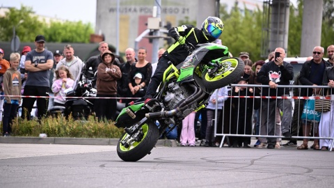 21. Zlot Motocyklowy „Na Soli”. Przy Galerii Solnej w Inowrocławiu motocyklowe akrobacje pokazał Marcin Głowacki/fot. Miasto Inowrocław, Jakub Zybała/Facebook