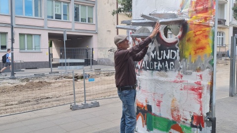 Waldemar Malak przy swojej rzeźbie/fot. Bogumiła Wresiło