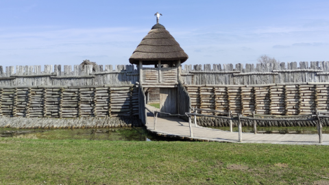 Brama biskupińska/fot. Luczkab16 - Praca własna, CC BY-SA 4.0, https://commons.wikimedia.org/w/index.php?curid=132193433
