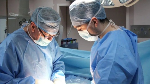 Specjaliści z Oddziału Klinicznego Ginekologii Onkologicznej Centrum Onkologii w Bydgoszczy usunęli ogromnego guza jajnika/Fot. Centrum Onkologii w Bydgoszczy