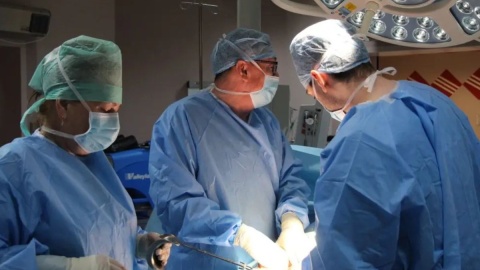 Specjaliści z Oddziału Klinicznego Ginekologii Onkologicznej Centrum Onkologii w Bydgoszczy usunęli ogromnego guza jajnika/Fot. Centrum Onkologii w Bydgoszczy