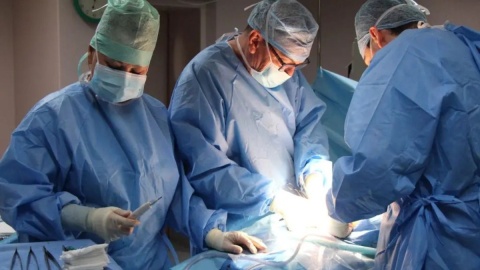 Specjaliści z Oddziału Klinicznego Ginekologii Onkologicznej Centrum Onkologii w Bydgoszczy usunęli ogromnego guza jajnika/Fot. Centrum Onkologii w Bydgoszczy