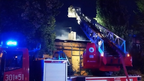 Pożar pustostanu przy ul. Pomorskiej w Bydgoszczy, zdjęcie z wtorku, sprzed godz. 23/fot. Marcin Kupczyk