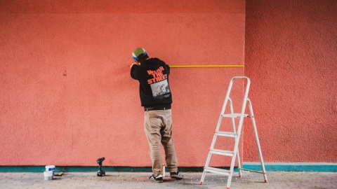 Piotr Pauk tworzy mural na toruńskim Rubinkowie/fot. Julia Marszewska