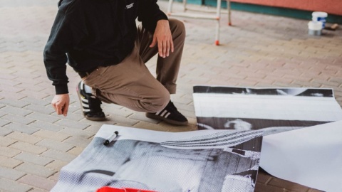 Piotr Pauk tworzy mural na toruńskim Rubinkowie/fot. Julia Marszewska