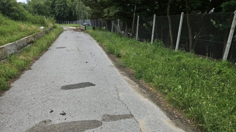 Sąd nakazał udostępnienie drogi małżeństwu Barańskich, którzy nie mogą dojechać do posesji zdegradowaną drogą gminną/fot. Adriana Andrzejewska-Kuras