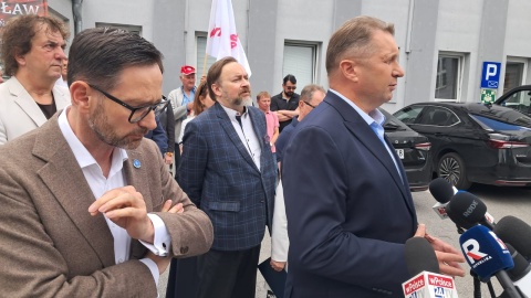 Daniel Obajtek (z lewej) i Przemysław Czarnek (z prawej, przy mikrofonie) protestują przed „Solino”/fot. Marcin Glapiak