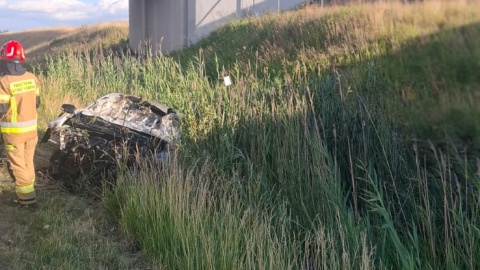 Dachowanie samochodu osobowego na A1 w Kujawsko-Pomorskiem. Jedna osoba została ranna/Fot. KM PSP we Włocławku