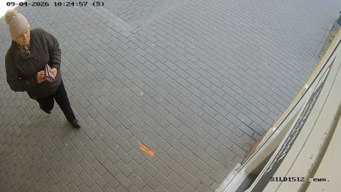 Policjanci z Włocławka proszą o pomoc w ustaleniu tożsamości kobiety widocznej na opublikowanych zdjęciach/fot. KMP we Włocławku