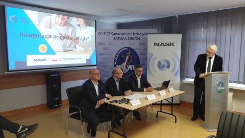 Seniorzy w Ciechocinku uczą się korzystać z nowych technologii/fot. Radosław Jagieła