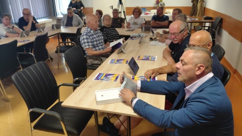 Seniorzy w Ciechocinku uczą się korzystać z nowych technologii/fot. Radosław Jagieła