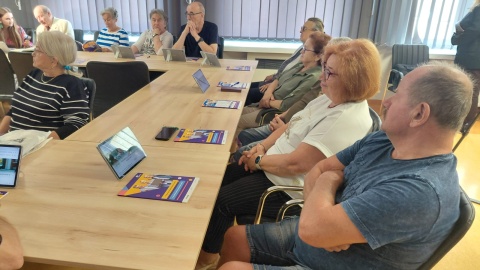 Seniorzy w Ciechocinku uczą się korzystać z nowych technologii/fot. Radosław Jagieła
