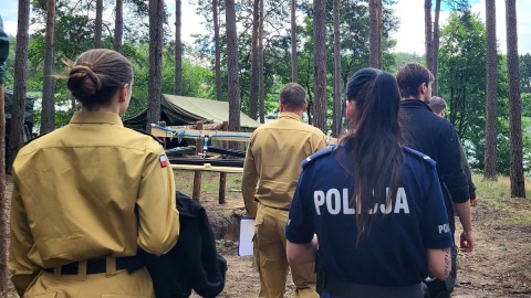 Podczas kontroli mundurowi sprawdzili m.in. warunki bezpieczeństwa panujące na obozie. / Fot. Materiały policji