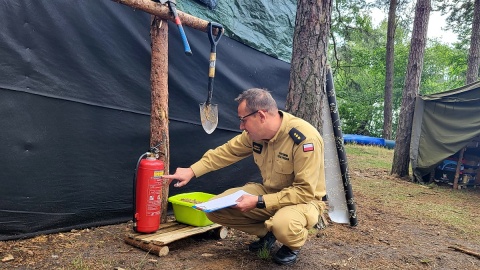 Podczas kontroli mundurowi sprawdzili m.in. warunki bezpieczeństwa panujące na obozie. / Fot. Materiały policji