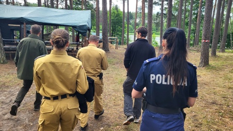 Podczas kontroli mundurowi sprawdzili m.in. warunki bezpieczeństwa panujące na obozie. / Fot. Materiały policji