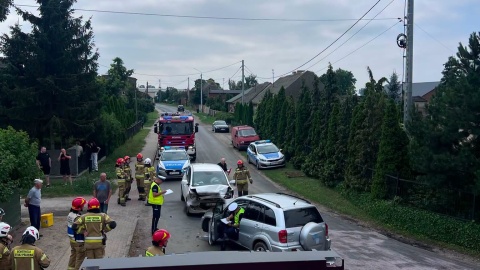 Do wypadku doszło w Jerzycach. Na pomoc ruszyły cztery zastępy strażaków, policjanci i zespół karetki/ Fot. OSP KSRG Piotrków Kujawski