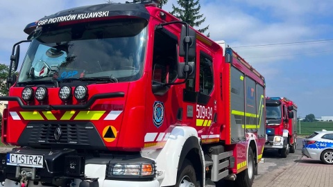 Do wypadku doszło w Jerzycach. Na pomoc ruszyły cztery zastępy strażaków, policjanci i zespół karetki/ Fot. OSP KSRG Piotrków Kujawski