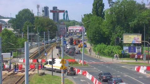 Pożar osobówki na ul. Jagiellońskiej w Bydgoszczy. Ruch w stronę centrum był wstrzymany