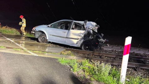 Zderzenie osobówki z pociągiem niedaleko Piotrkowa Kujawskiego/fot. OSP KSRG Piotrków Kujawski
