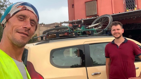 Przyjaciele ruszyli na czterotysięcznik Jebel Toubkal (4167 m n.p.m), dźwigając ze sobą 14-kilogramowy rower/ Fot. Grzegorz Stenka